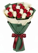 Букет Микс из красных и белых роз в Шагонаре