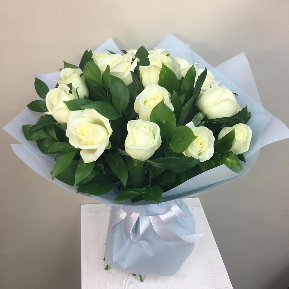 Букет 15 Белых роз Проуд в Шагонаре
