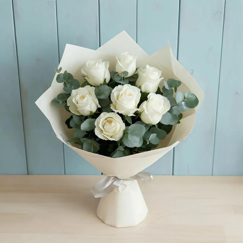 Букет Белые розы в Эвкалипте в Шагонаре