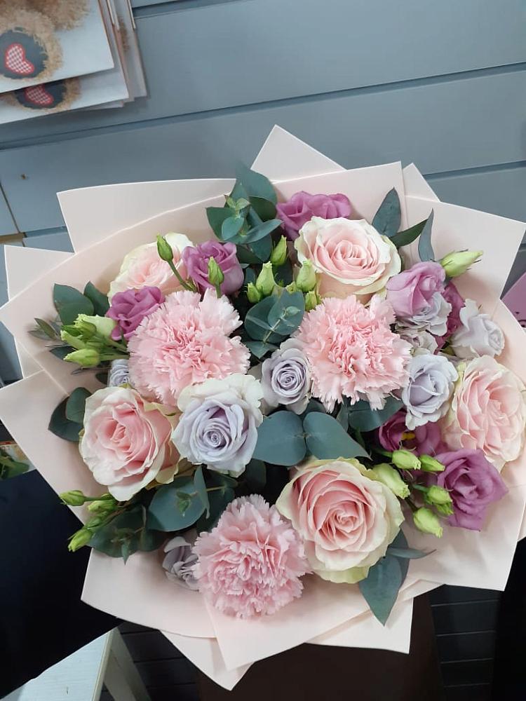 Букет цветов из: Розы, Гвоздики и Лизиантусы в Шагонаре