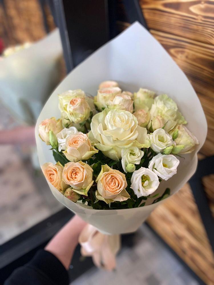 Букет цветов из: Розы и Лизиантусы в Шагонаре